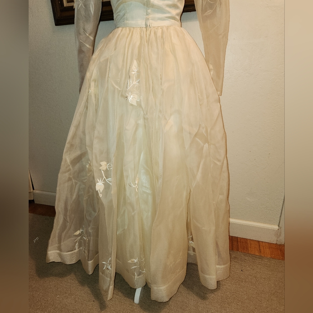 Vintage 1950s Ivory White Fit & Flare Embroidered Tulle Wedding Dress - Picture 12 of 15